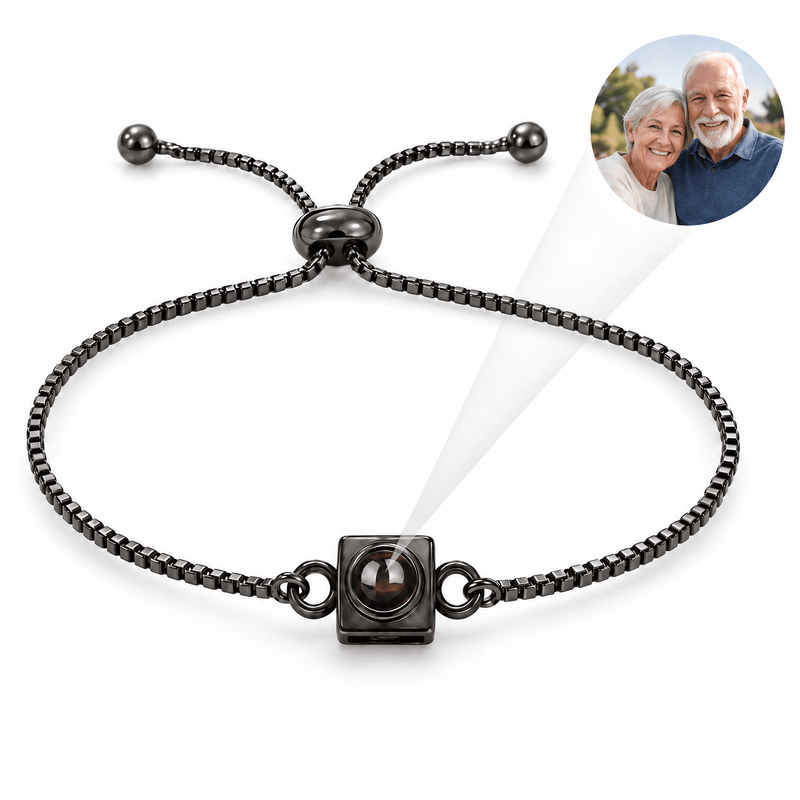 Bracelet photo personnalisé en acier inoxydable, charm carré, modèle Yanni — Noir — packshot studio photo-projection nette