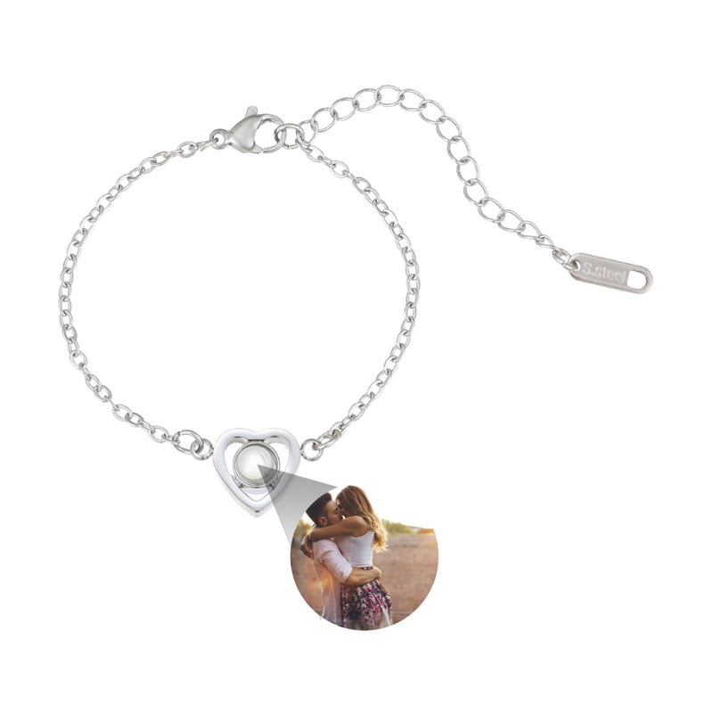 Bracelet en acier inoxydable argenté avec pendentif cœur personnalisable et photo insérée.