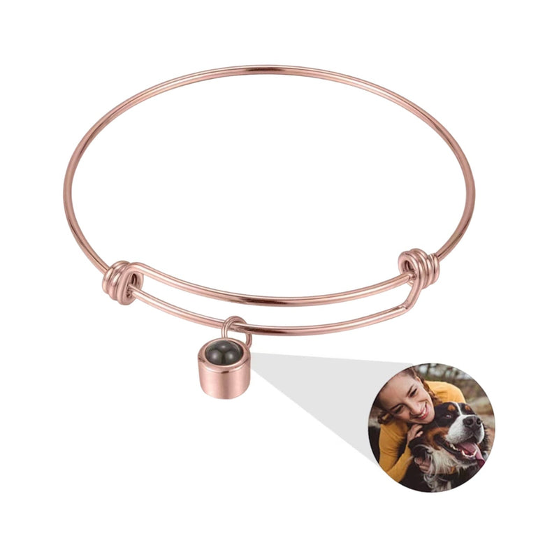 Bracelet jonc ajustable en acier inoxydable or rosé avec pendentif photo rond personnalisable.