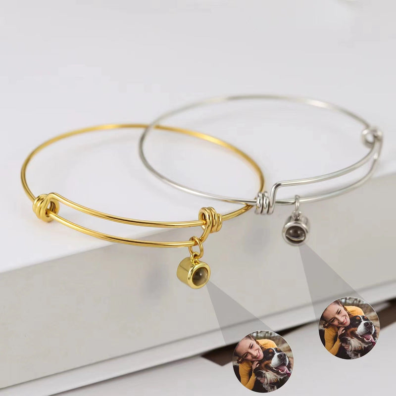 Bracelet photo jonc ajustable en acier inoxydable, déclinaisons argent et or, pendentif rond personnalisable.