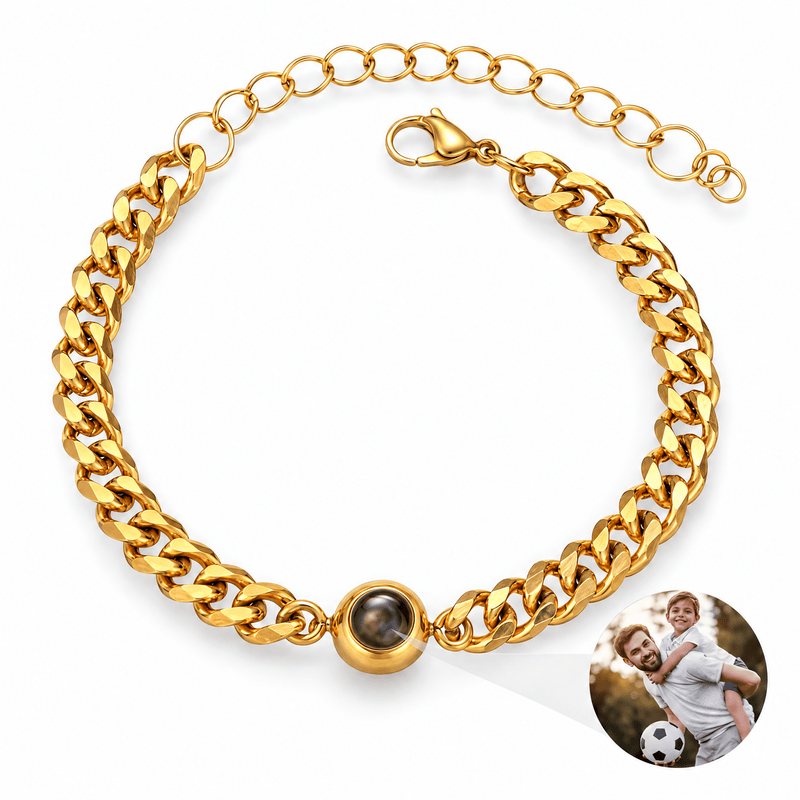 Bracelet photo personnalisé en acier inoxydable, maille cubaine — modèle Mili — Or — packshot studio photo sous lentille