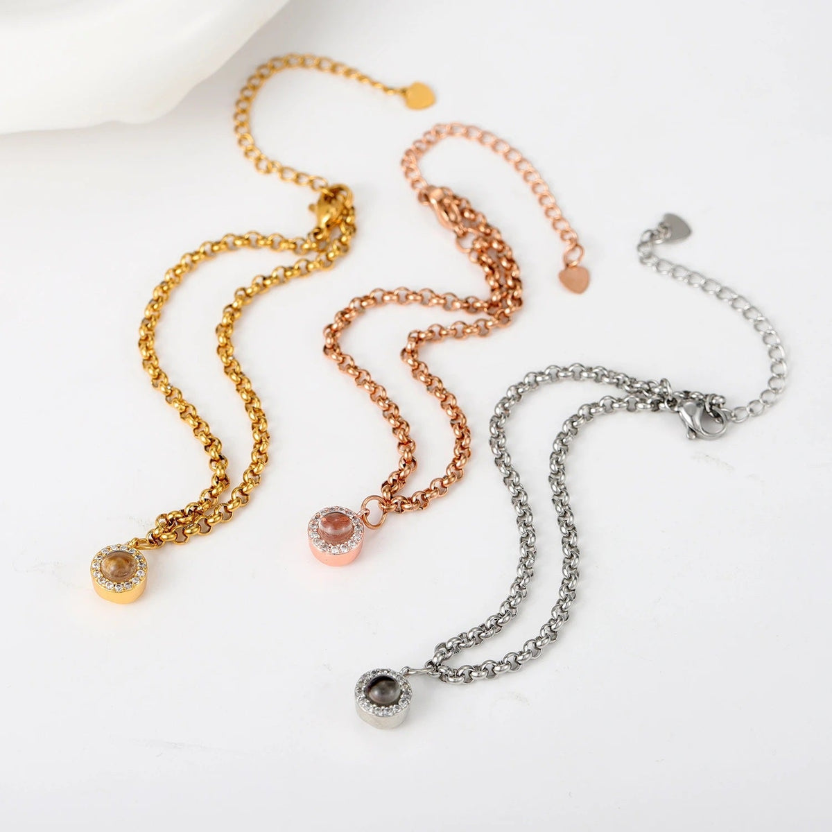 Trois bracelets maille rolo en acier inoxydable, modèle Tali, en argent, or et or rosé, avec médaillon personnalisable.