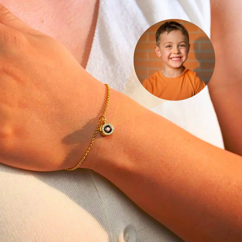 Bracelet fin en acier inoxydable or jaune avec maille rolo et médaillon photo rond personnalisé.