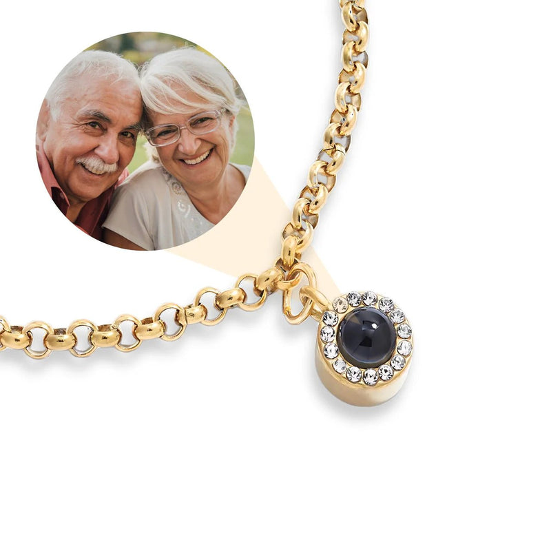 Bracelet Tali en acier inoxydable or avec maille rolo et pendentif photo rond serti de cristaux blancs.