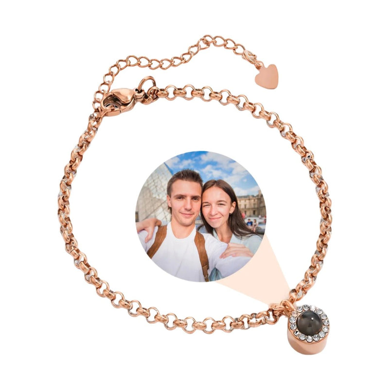 Bracelet en acier inoxydable or rosé à maille rolo avec pendentif photo rond personnalisé.