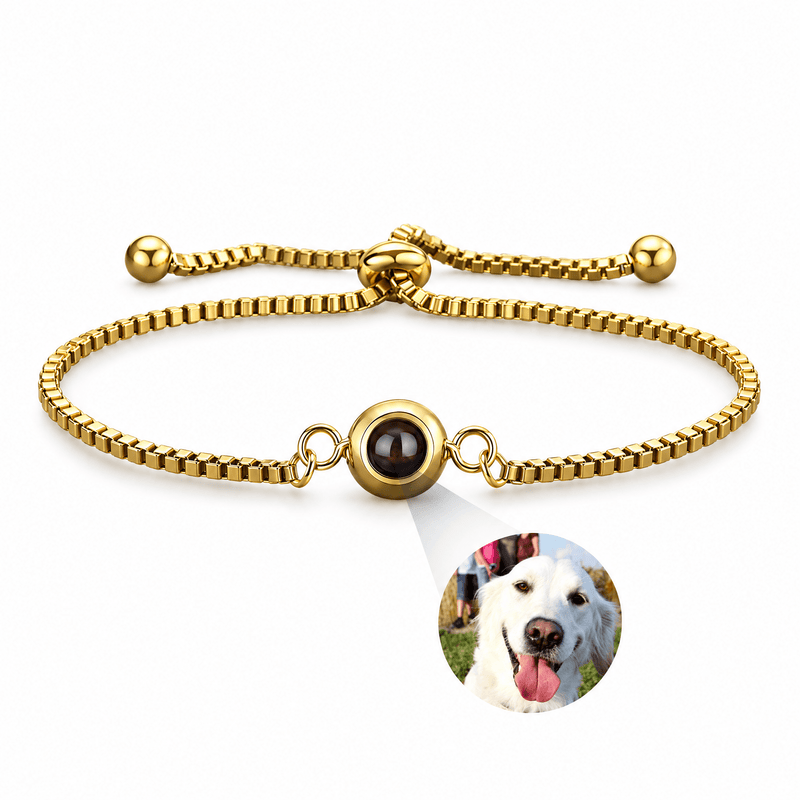 Bracelet photo personnalisé, en acier inoxydable — modèle Nayara — Or — packshot studio photo sous lentille