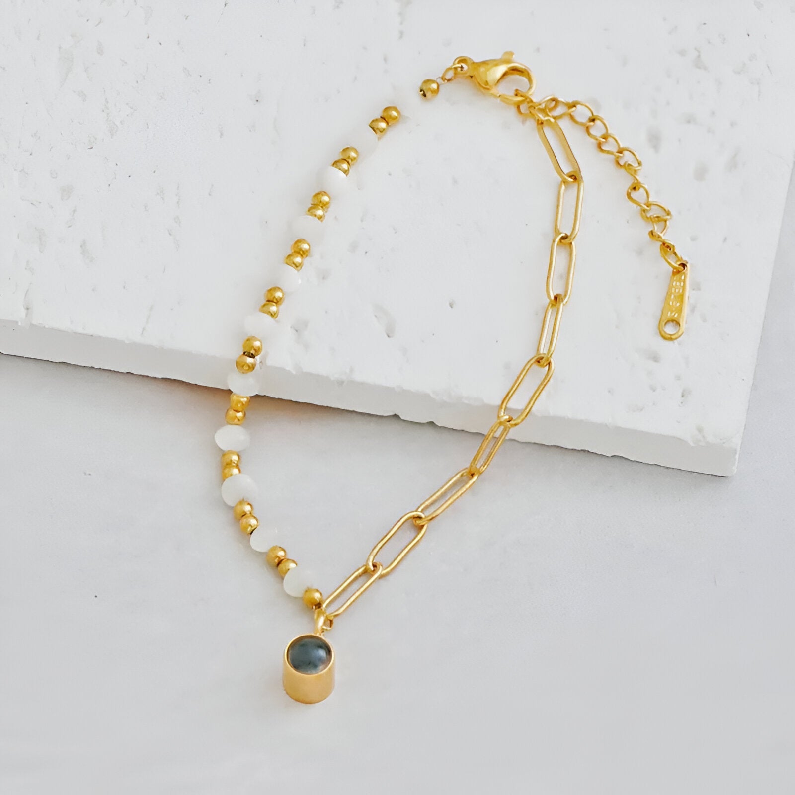 Bracelet or en acier inoxydable avec perles d'eau douce et pendentif rectangulaire vert.