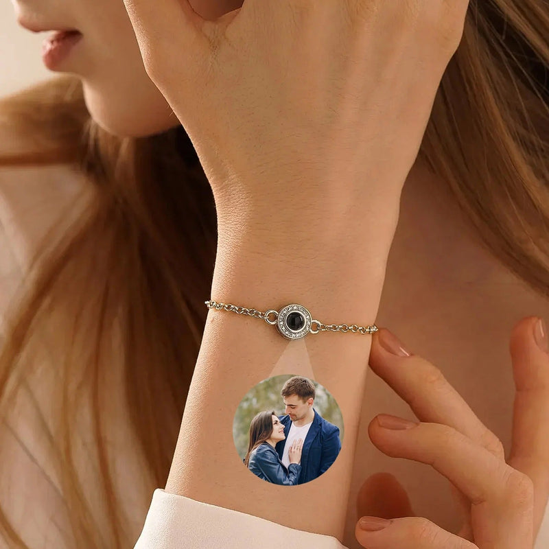 Bracelet photo argent en acier inoxydable avec oxyde de zirconium rond sur chaîne fine.