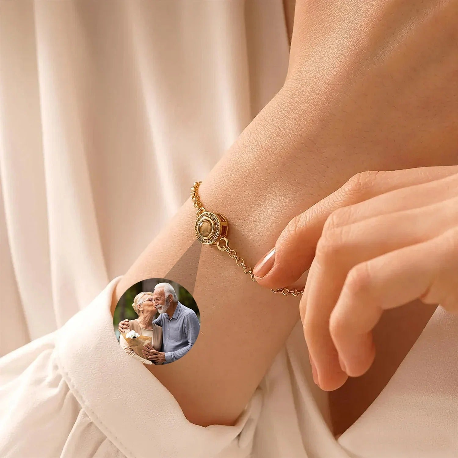 Bracelet en acier inoxydable or serti d'oxyde de zirconium avec médaillon photo personnalisé, style élégant et délicat.