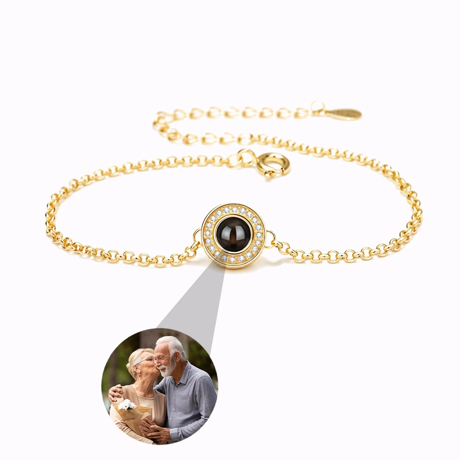 Bracelet photo personnalisé en acier inoxydable doré avec oxyde de zirconium autour du médaillon rond.