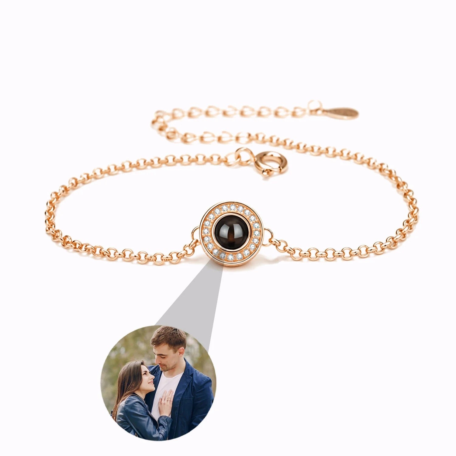 Bracelet en acier inoxydable or rosé avec pendentif photo rond serti d'oxyde de zirconium.