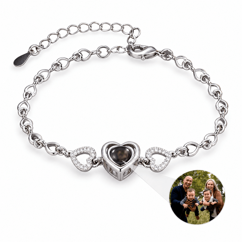 Bracelet photo personnalisé en argent sterling, multiples cœurs — modèle Raiza — Argent — packshot studio photo sous lentille