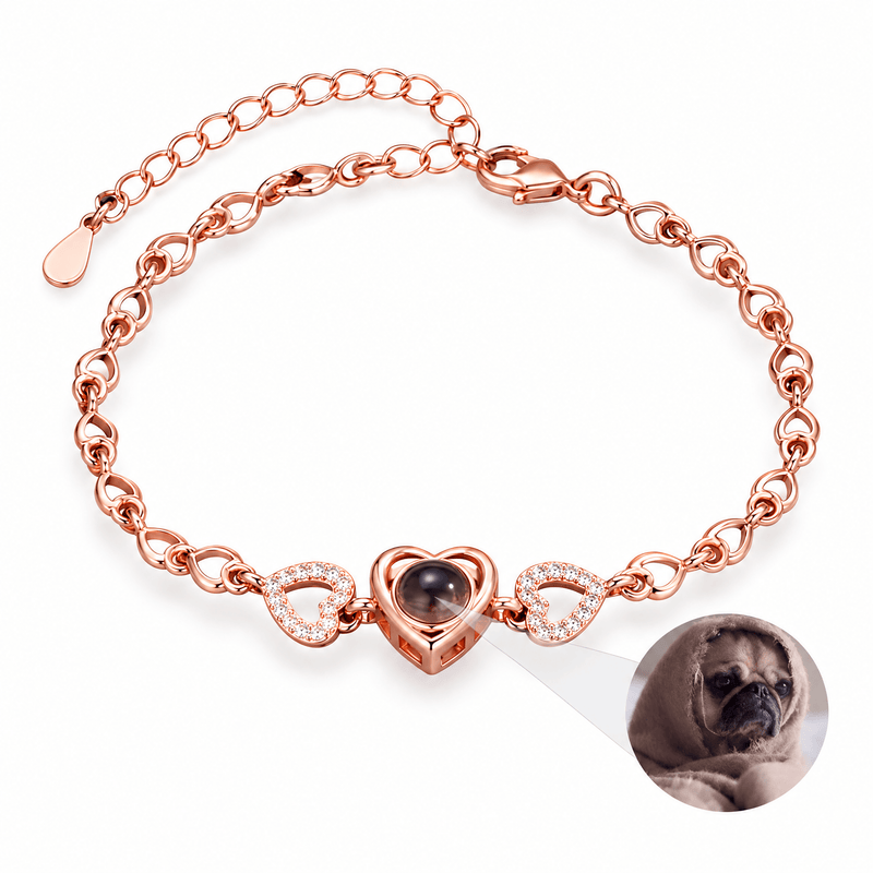 Bracelet photo personnalisé en argent sterling, multiples cœurs — modèle Raiza — Or rosé — packshot studio photo sous lentille