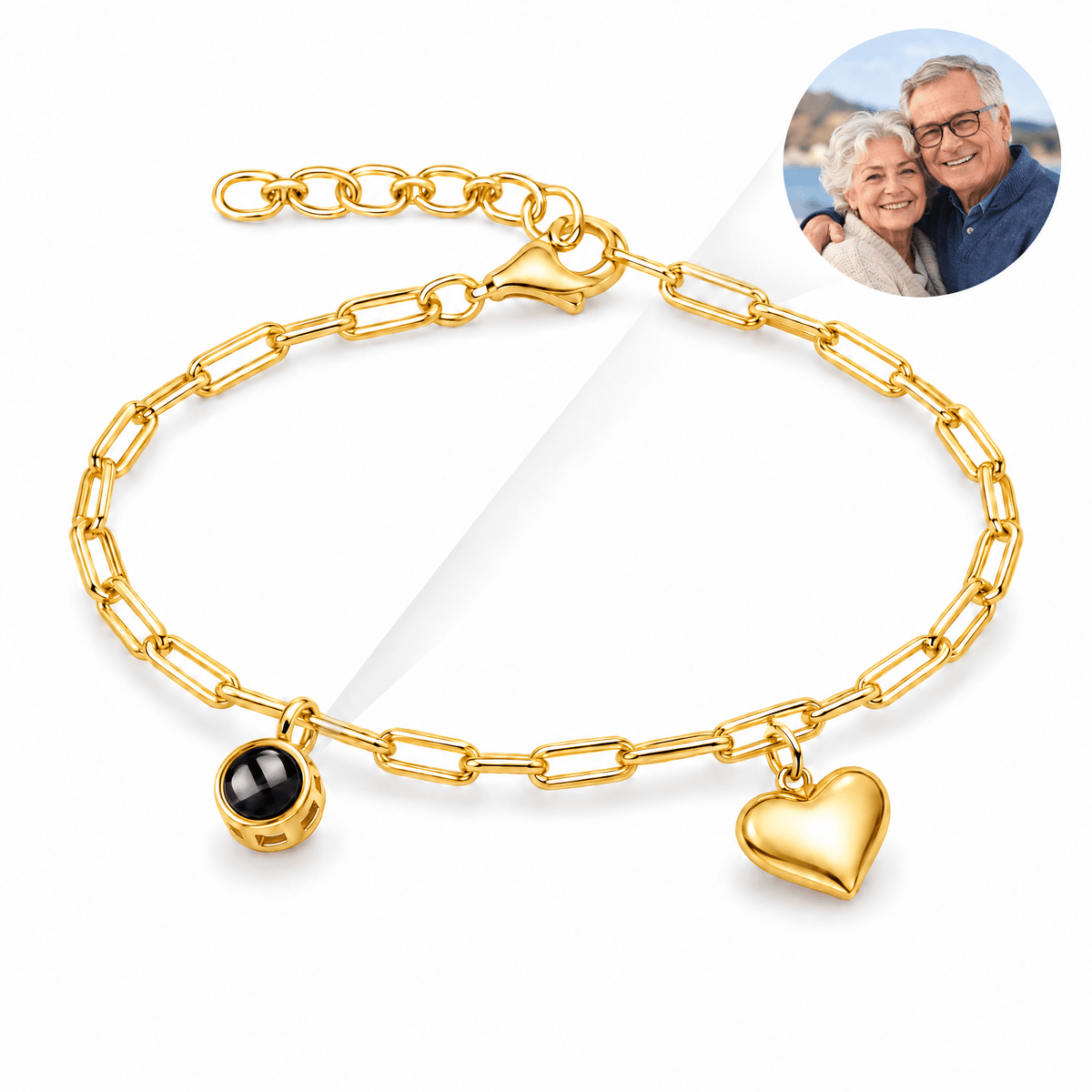 Bracelet photo personnalisé en cuivre, charm coeur et projection, modèle Claudia — Or — packshot studio photo-projection nette