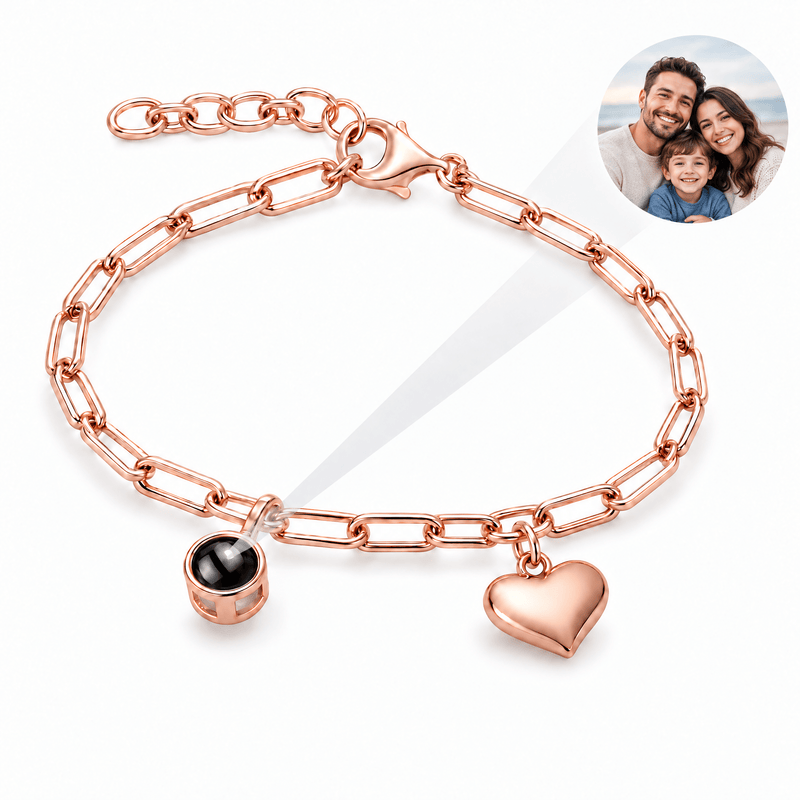 Bracelet photo personnalisé en cuivre, charm coeur et projection, modèle Claudia — Or rosé — packshot studio photo-projection nette