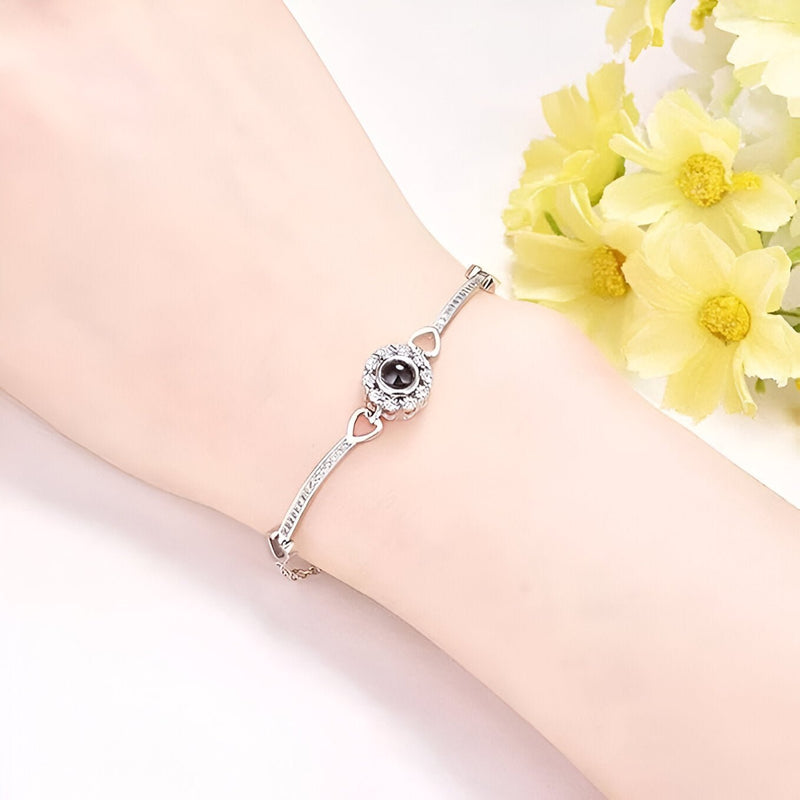 Bracelet en argent fin avec pierre noire centrale en oxyde de zirconium et détails délicats.