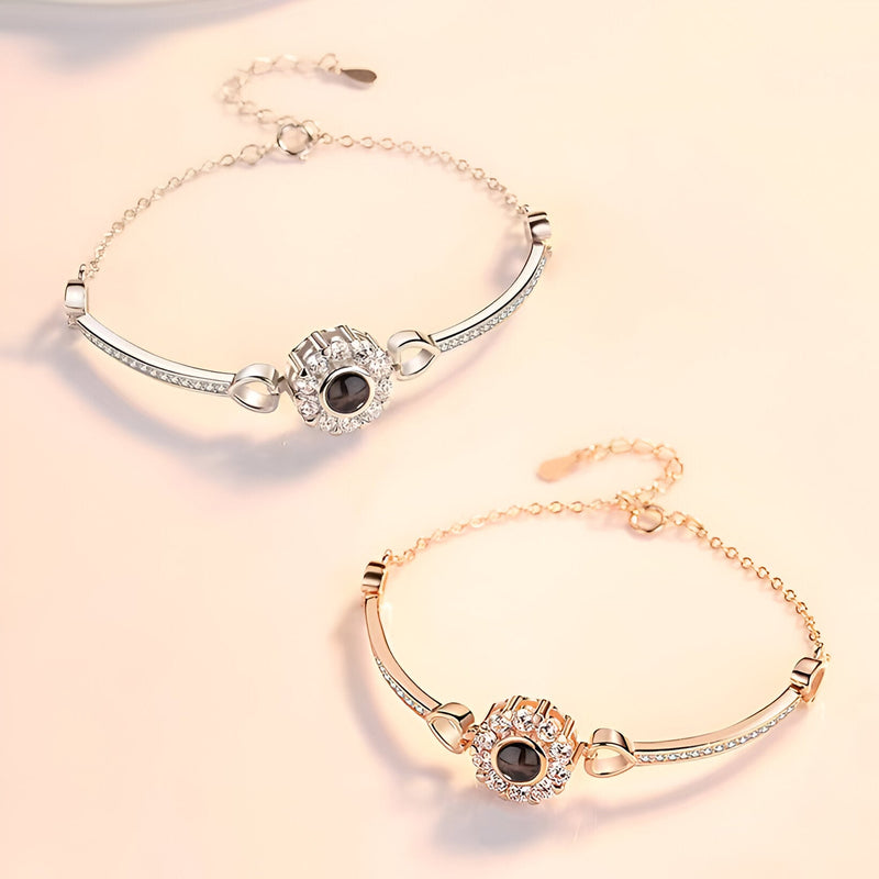 Deux bracelets photo personnalisés en cuivre avec zirconium, un en argent et un en or rosé, design floral délicat.