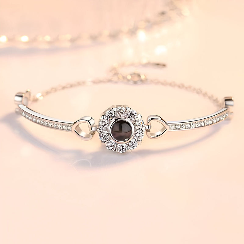 Bracelet en cuivre argenté avec pierres zirconium et pendentif photo rond orné de cœurs.