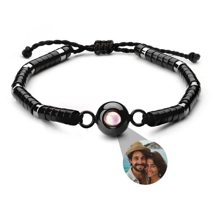 Bracelet ajustable en pierres heishi noires avec médaillon central rond personnalisable pour photo.