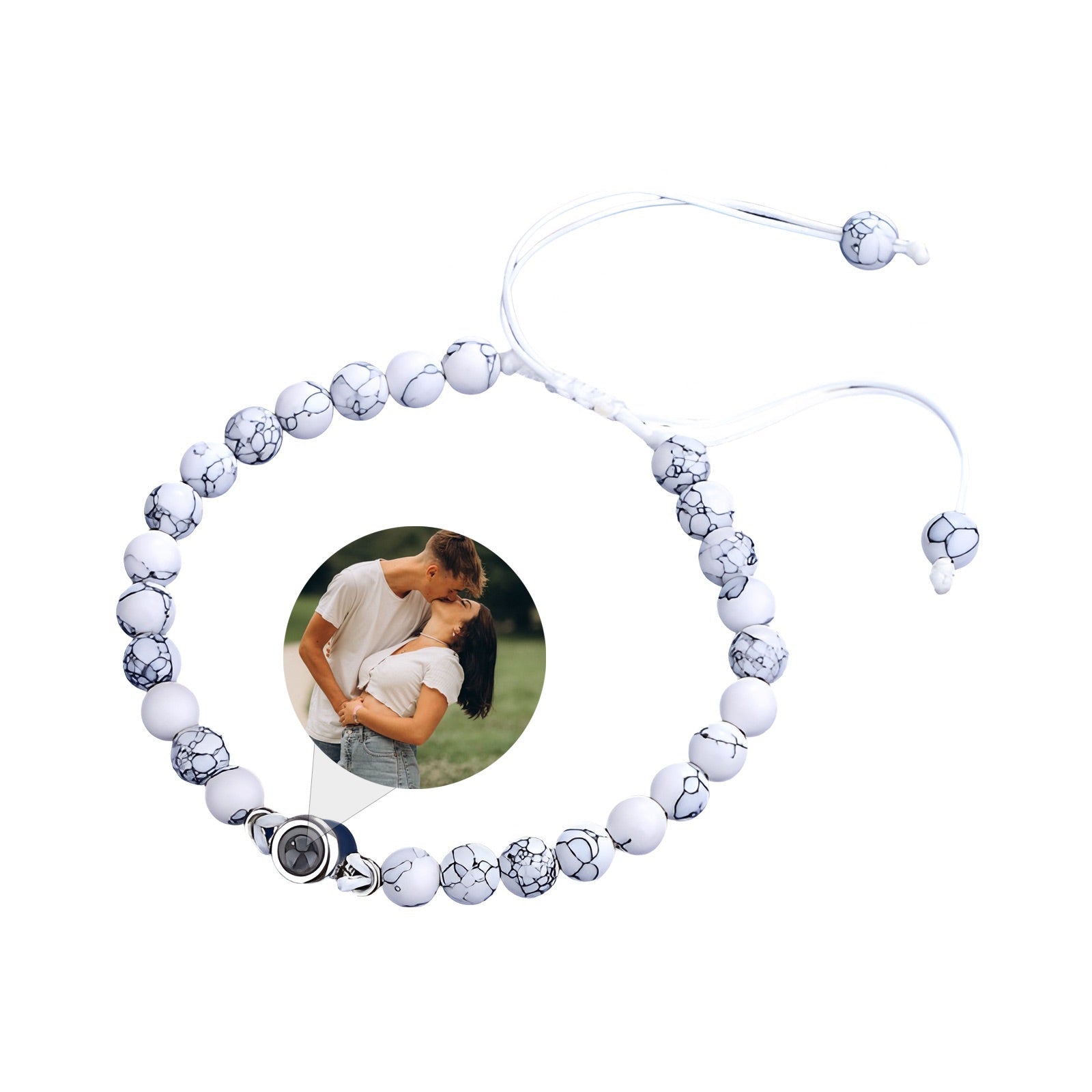 Bracelet Amaru en pierres naturelles blanches avec pierre photo personnalisée centrale et cordon ajustable.