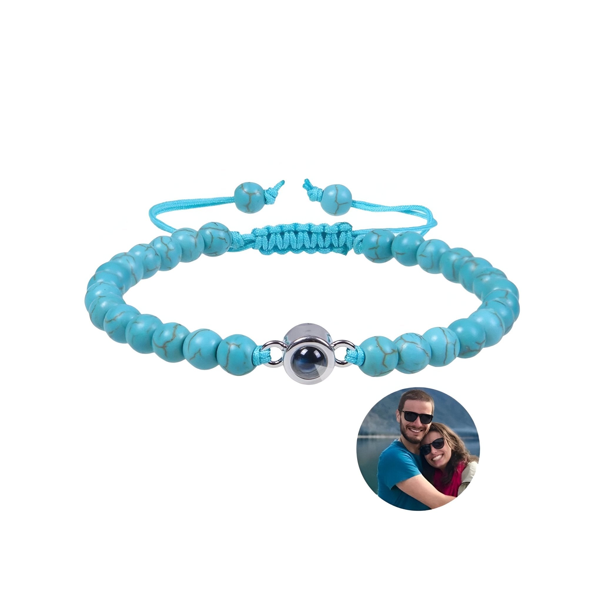 Bracelet personnalisé Amaru en pierres turquoise avec perle centrale en métal argenté et cordon ajustable.