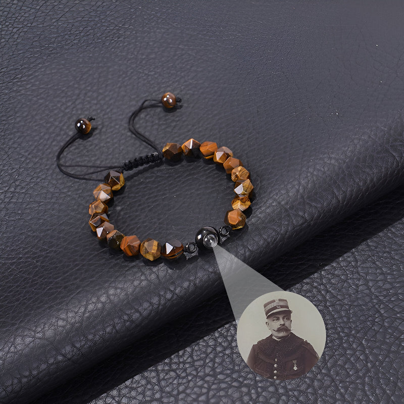 Bracelet Tonali en pierres d'œil de tigre avec photo vintage gravée sur pendentif noir ajustable.