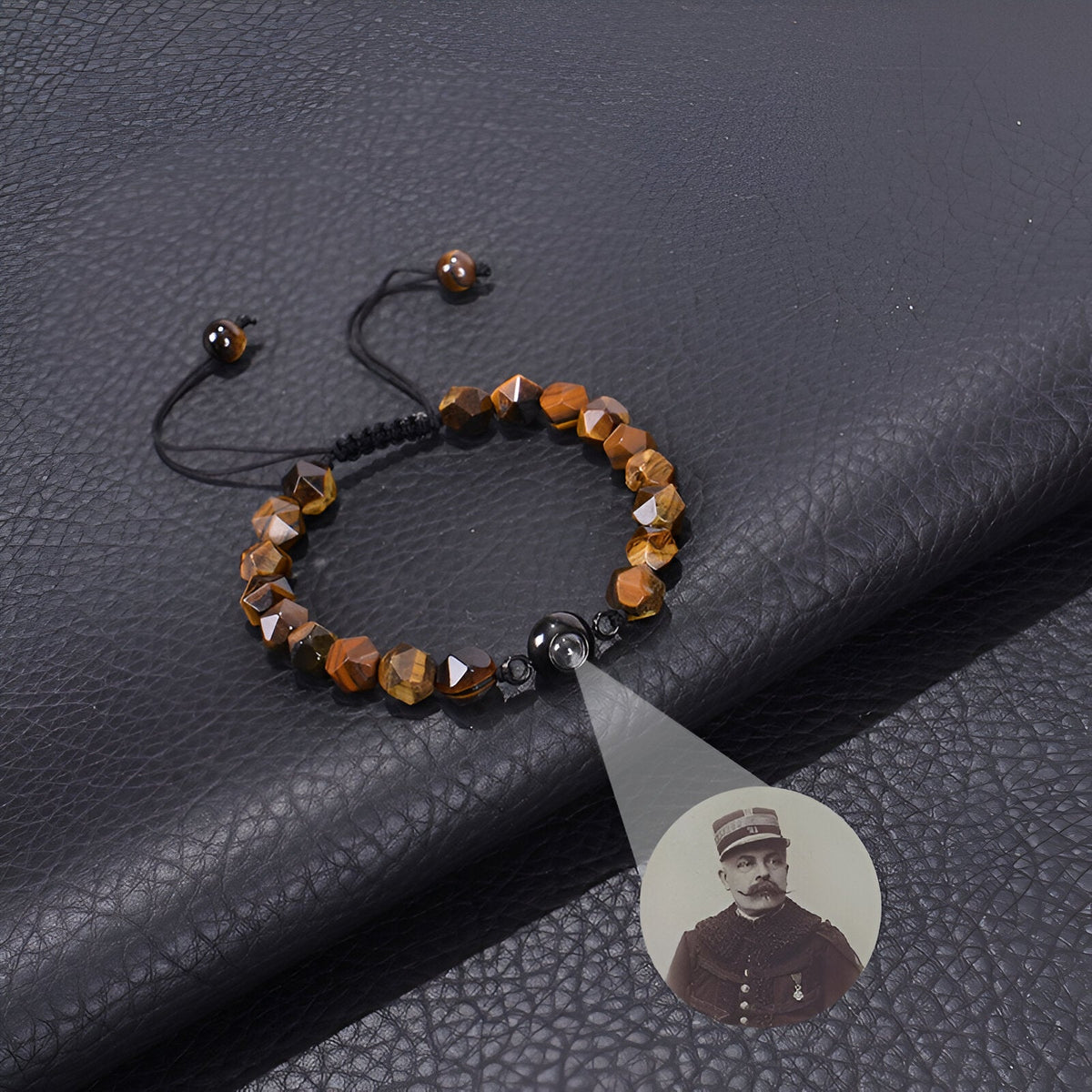 Bracelet Tonali en pierres d'œil de tigre avec photo vintage gravée sur pendentif noir ajustable.