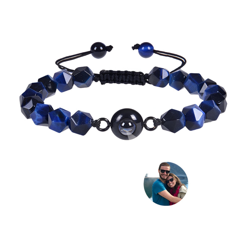 Bracelet Tonali en œil de tigre bleu avec perles facettées et médaille centrale personnalisable.