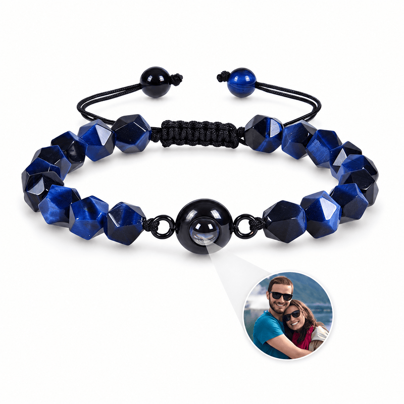 Bracelet photo personnalisé, en pierres naturelles — modèle Tonali — Oeil de tigre bleu — packshot studio photo sous lentille