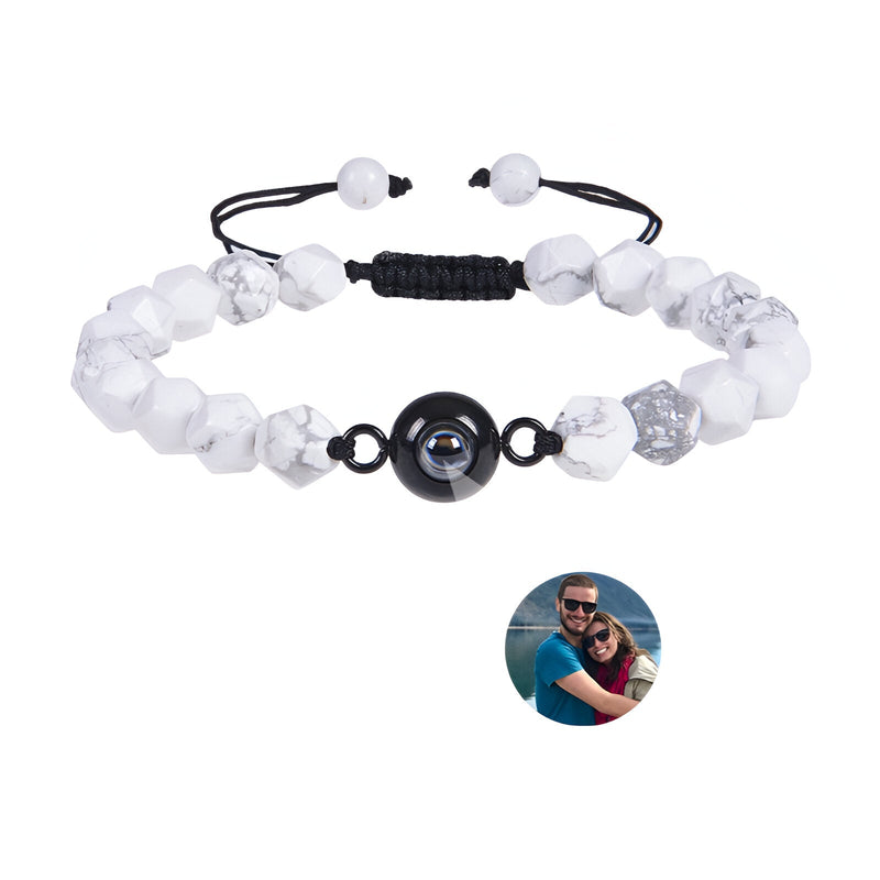 Bracelet en pierres naturelles blanches avec médaillon photo rond personnalisable, ajustable par cordon noir tressé.