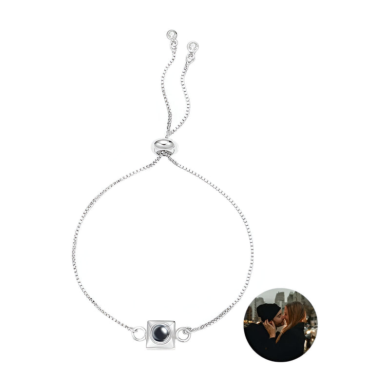 Bracelet fin en titane argenté avec charm carré personnalisable et fermoir coulissant.