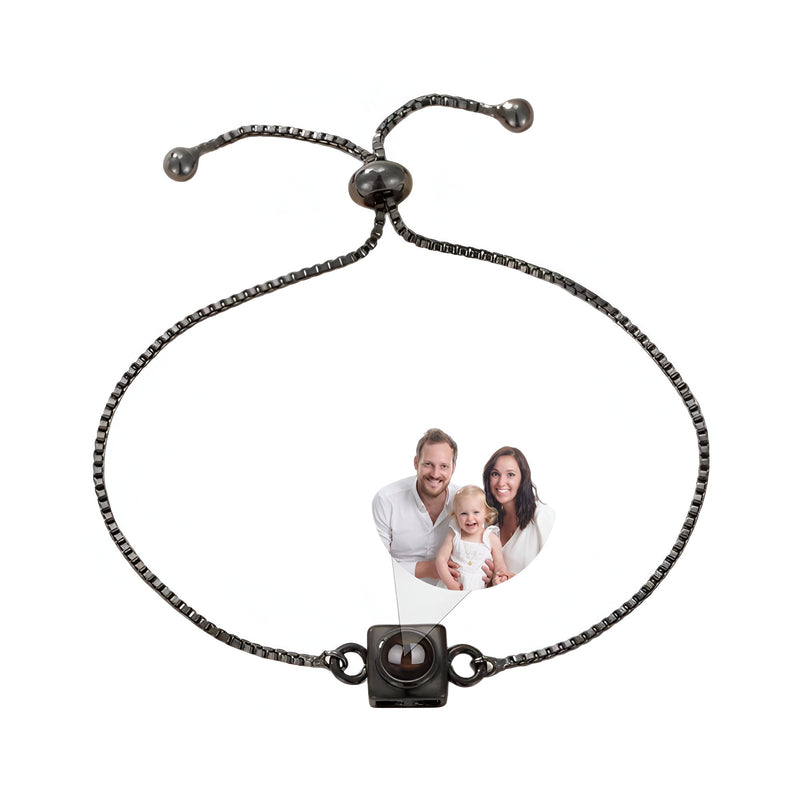 Bracelet ajustable en titane noir avec charm carré personnalisable photo famille.