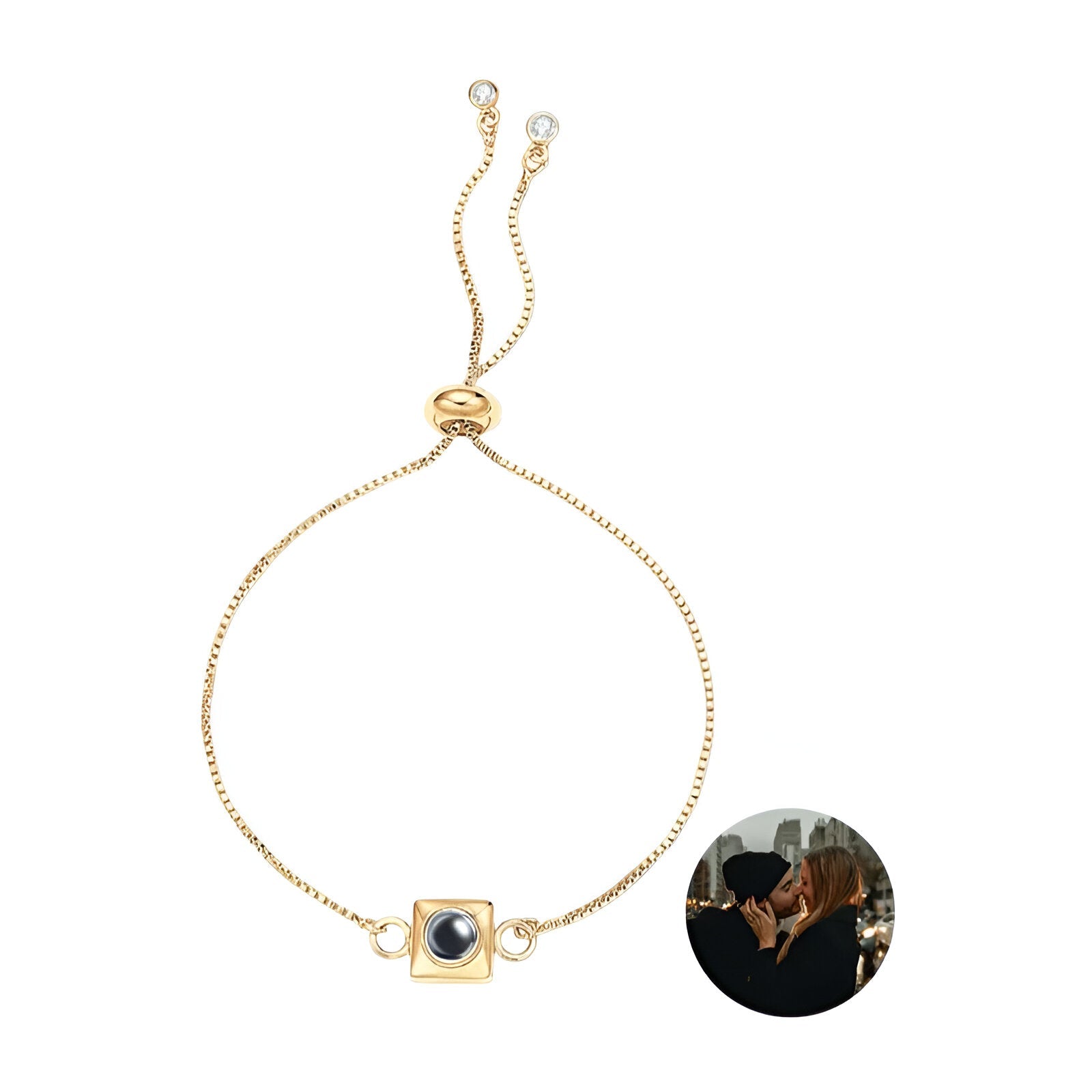 Bracelet en titane or rosé avec charm carré personnalisable et chaîne ajustable.