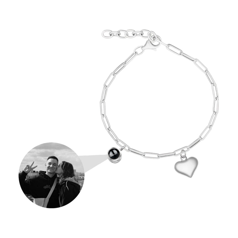 Bracelet en titane argenté avec maillons ovales, charm cœur et pendentif photo rond personnalisé noir et blanc.