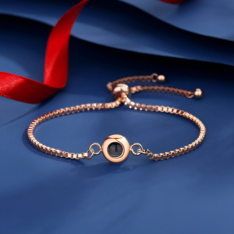 Bracelet en titane or rosé avec pendentif photo rond personnalisable et chaîne réglable.