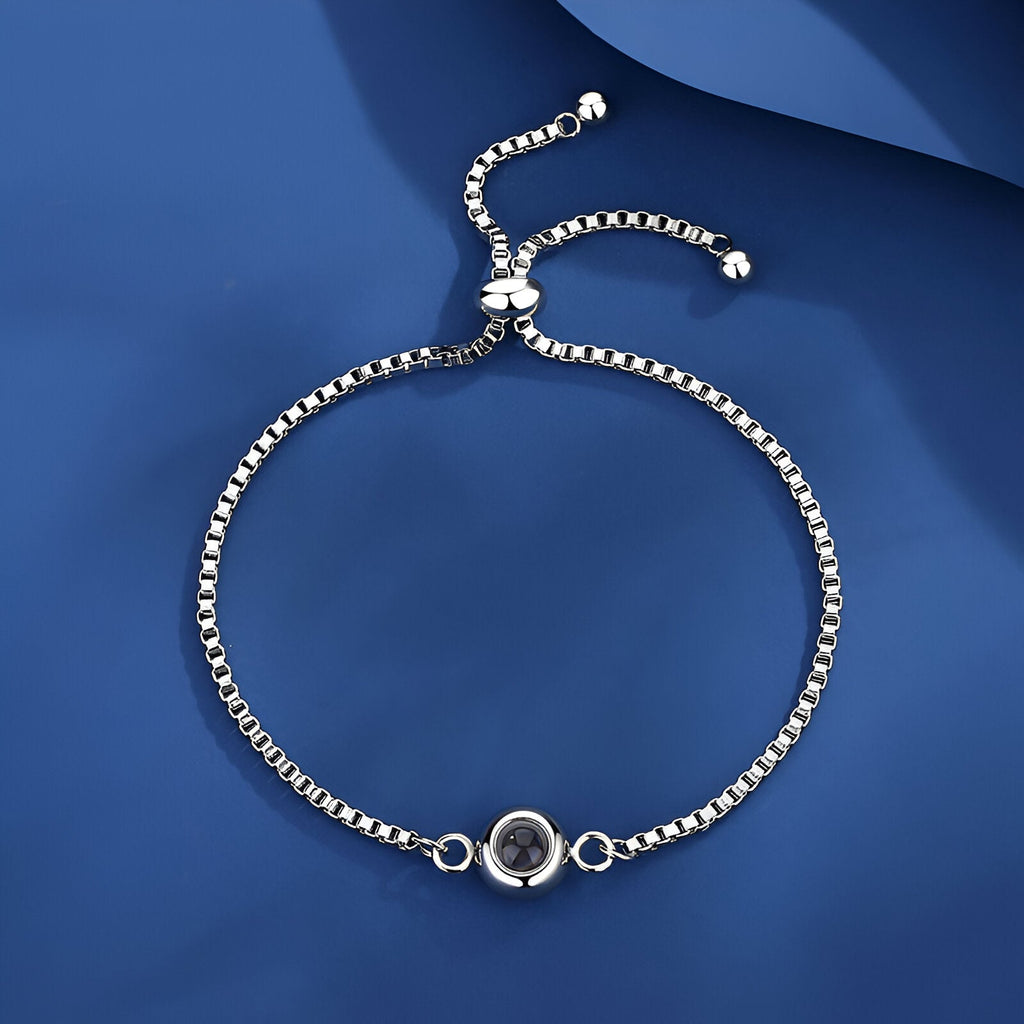 Bracelet en titane argenté avec médaille photo ronde personnalisable et fermoir coulissant ajustable.