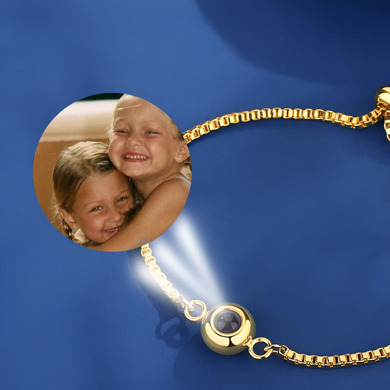 Bracelet en titane doré avec pendentif photo rond et chaîne fine élégante.