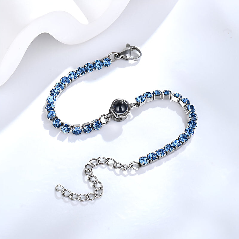 Bracelet en titane avec pierres bleues et photo personnalisée intégrée au centre, fermoir argenté.