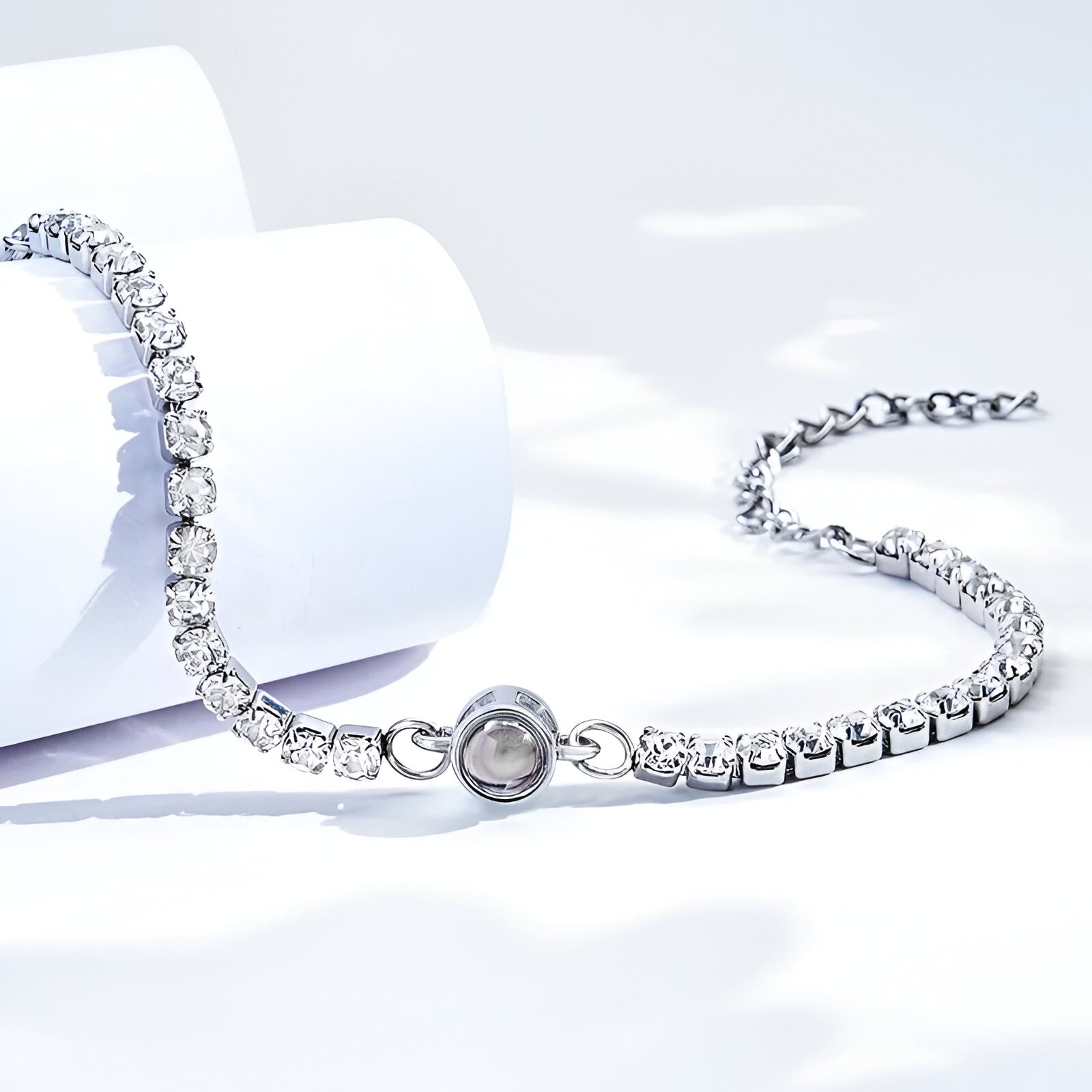 Bracelet photo personnalisable en titane avec maillons carrés brillants argentés et médaillon rond central pour photo.