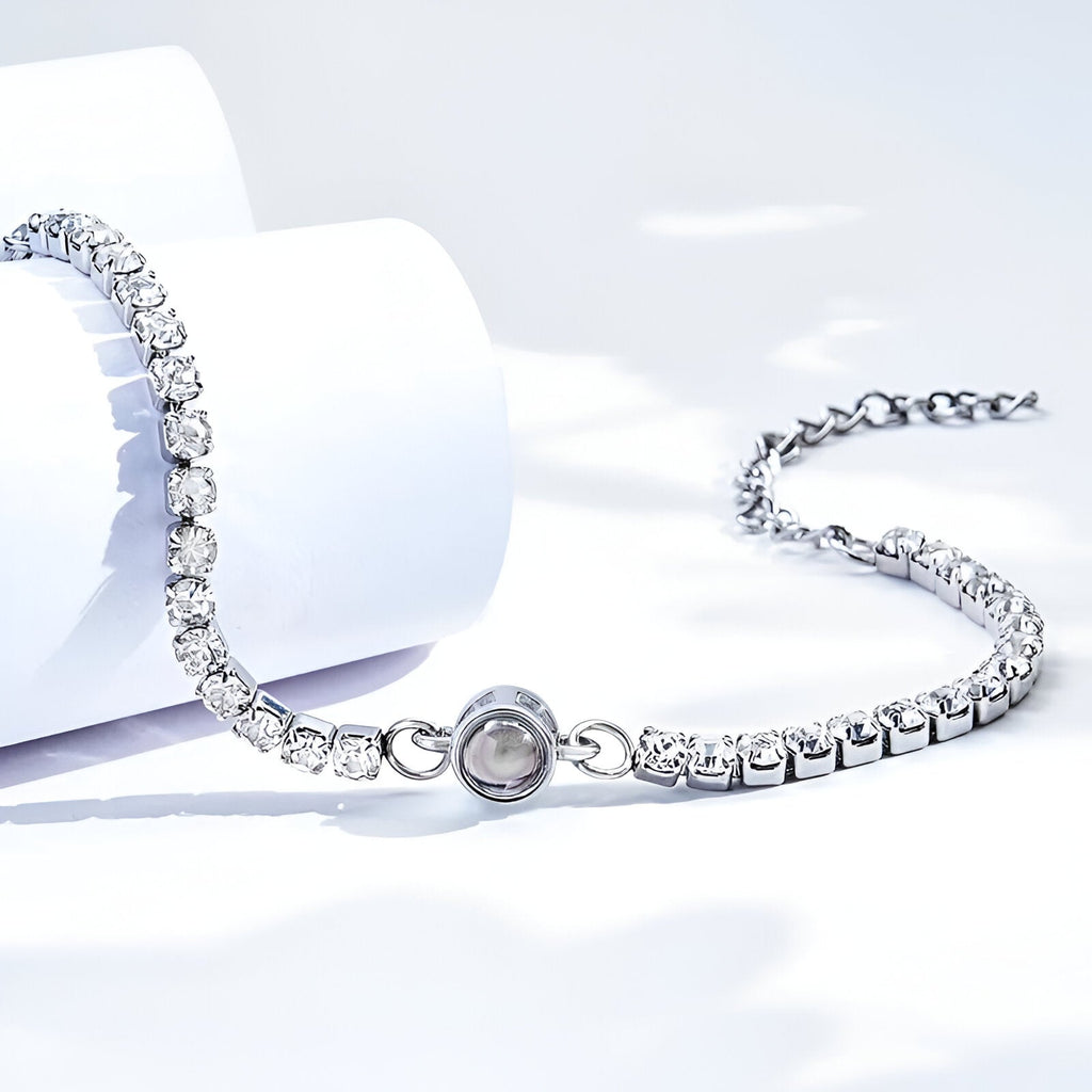 Bracelet photo personnalisable en titane avec maillons carrés brillants argentés et médaillon rond central pour photo.