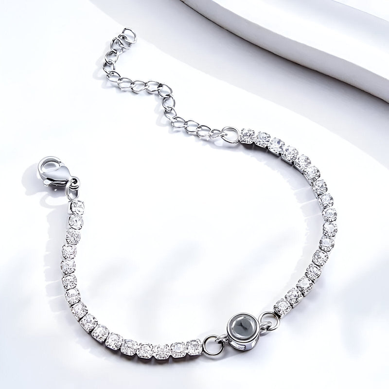 Bracelet en titane argenté avec pierres brillantes et pendentif photo cœur ajustable.