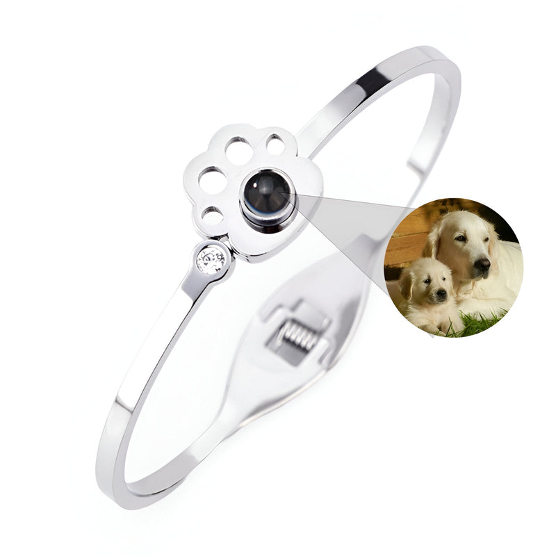 Bracelet en titane argenté avec patte d'animal ajourée et photo personnalisée intégrée.