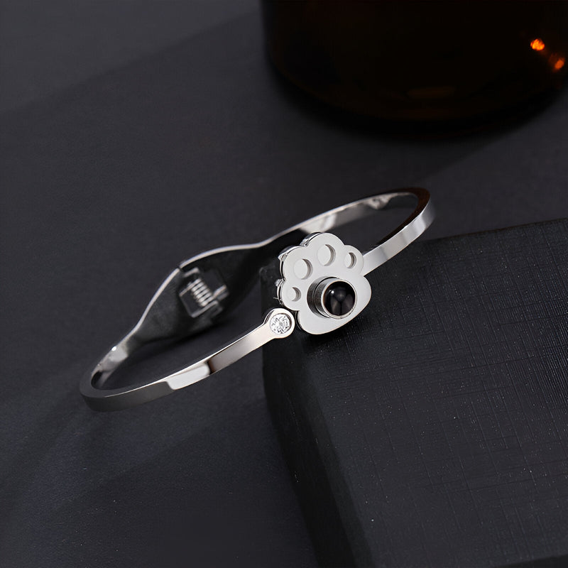 Bracelet en titane argenté avec pendentif patte d'animal et photo personnalisée ronde noire.