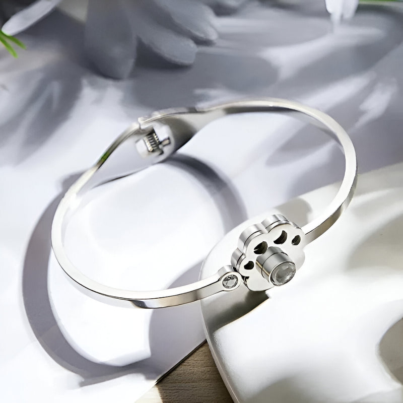 Bracelet photo en titane argenté avec patte d'animal gravée et fermoir rond ajustable.