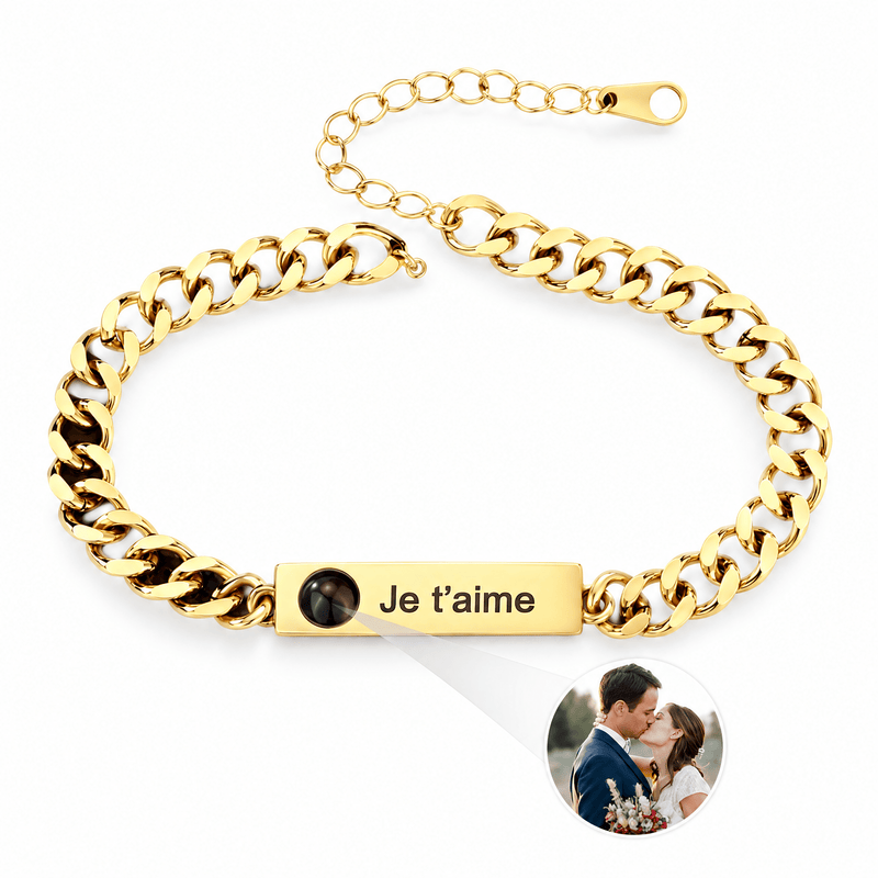 Bracelet photo personnalisé, gourmette à graver, en acier inoxydable — modèle Stey — Or — packshot studio photo sous lentille