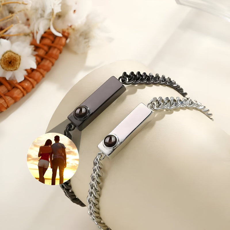 Bracelet gourmette en titane de couleur noir avec plaque à graver et chaîne maillons larges.