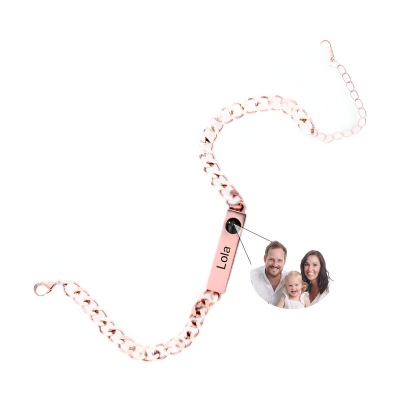 Bracelet gourmette en titane or rosé avec plaque gravée et photo ronde personnalisée.