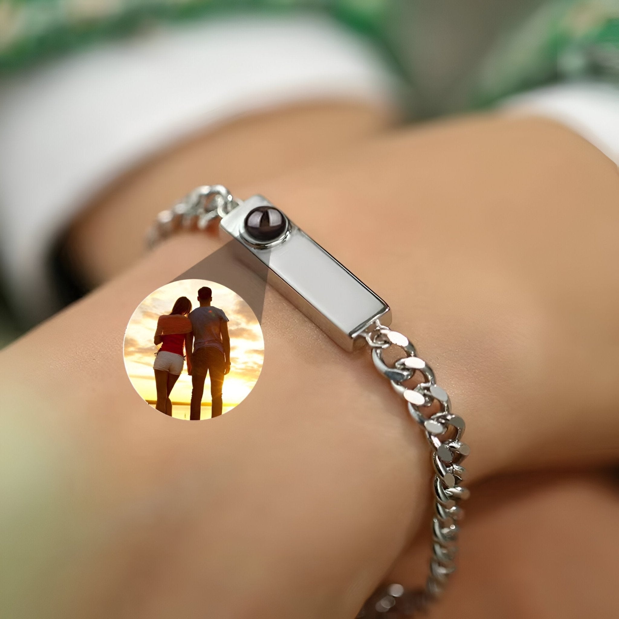 Bracelet gourmette en titane argenté avec plaque à graver et chaîne maille cubana robuste.