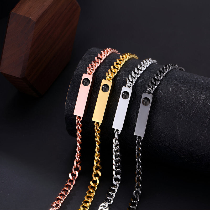 Quatre bracelets gourmette Stey en titane, couleurs or rosé, or, argent et noir, à graver, design épuré.