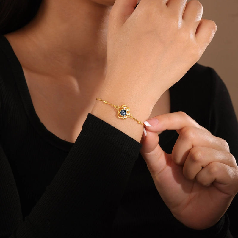 Bracelet fin en argent 925 plaqué or avec pendentif patte d’animal et photo projetée personnalisée.